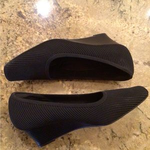 Women’s Vivaia black dress shoes